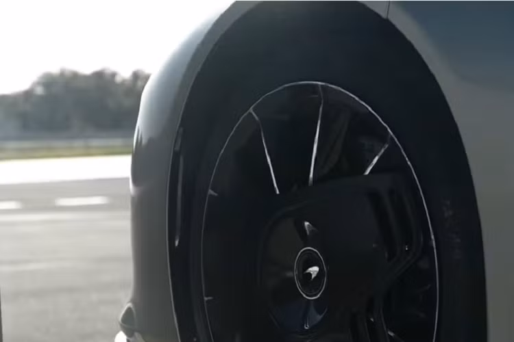 Với sức mạnh này, McLaren Speedtail hoàn toàn mới có thể tăng tốc lên 300 km/h trong chỉ 12,8 giây và có thể đạt tốc độ tối đa lên đến 403 km/h, trở thành chiếc xe nhanh nhất của McLaren ở thời điểm này. Theo như công bố của McLaren, hệ dẫn động hybrid cùng viên pin công nghệ cao đã giúp ích rất nhiều để chiếc xe có thể đạt được khả năng vận hành đó.