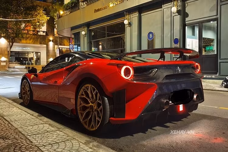 "Trái tim" của Ferrari 488 GTB độ Mansory và Pogea Racing là khối động cơ tăng áp kép V8 3.9L sản sinh công suất 661 mã lực và mô-men xoắn cực đại 760Nm.