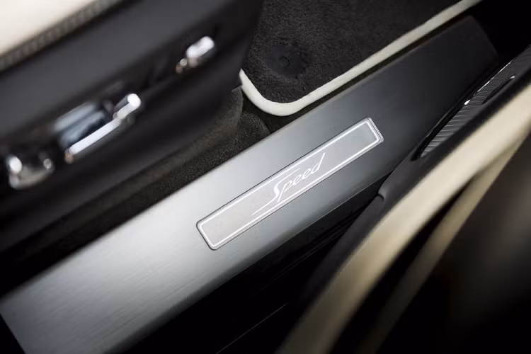 Ngoài ra, Bentley Bentayga Speed 2021 còn được bổ sung nhiều chi tiết nội thất bọc Alcantara như vô lăng, trần xe và ghế nhằm tạo sự tương phản với những khu vực bọc da khác. Nếu không thích Alcantara, khách hàng có thể chọn nội thất bọc da toàn bộ cho mẫu SUV siêu sang này. Chưa hết, ghế của xe còn được thêu chữ "Speed" như dấu hiệu nhận biết. Nếu muốn, khách hàng có thể yêu cầu thay chữ "Speed" thành logo Bentley mà không cần chi thêm tiền. Cuối cùng là chỉ khâu màu tương phản và ốp bậc cửa phát sáng dành cho Bentley Bentayga Speed 2021.