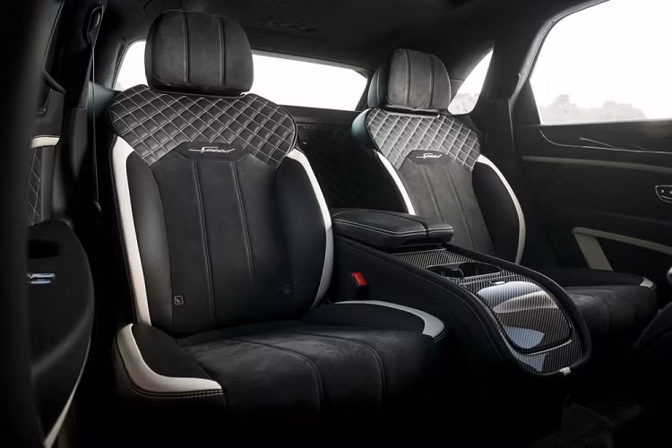 Không chỉ mạnh mẽ, Bentley Bentayga Speed 2021 còn được nâng cấp thiết kế tương tự Bentayga 2021. Theo đó, xe được trang bị đèn pha và đèn hậu cải tiến, cản trước, cửa cốp cũng như những tấm ốp thân vỏ bên sườn mới. So với bản thường, Bentley Bentayga Speed 2021 có những đặc điểm nhận dạng như hệ thống đèn chiếu sáng màu tối, thanh ba-bô-lê bên sườn sơn cùng màu thân xe, bộ vành 22 inch riêng, ống xả hình oval, cánh gió mui nổi bật hơn và chắn bùn trước/sau khác biệt.