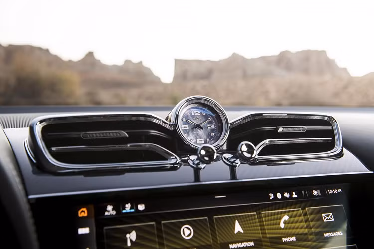 Để tương xứng với sức mạnh động cơ, Bentley Bentayga Speed 2021 có phanh gốm-carbon tùy chọn. Theo hãng Bentley, hệ thống phanh tiên tiến hơn còn nhẹ hơn 20 kg so với đĩa phanh bằng sắt tiêu chuẩn, cung cấp mô-men phanh tối đa 6.000 Nm và chịu được nhiệt độ lên đến 1.000 độ C.