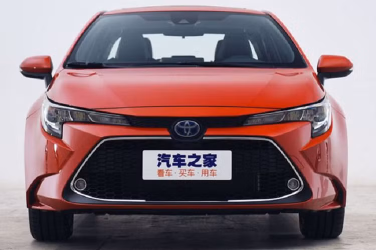 Những hình ảnh từ chuyên trang Autohome của Trung Quốc cho thấy, Toyota Corolla 2021 mới phiên bản Facelift sẽ sở hữu ngoại hình mới mẻ với các thay đổi ở phần đầu và đuôi xe. Ở phần đầu xe vẫn là cụm đèn pha sắc nét tương tự như các mẫu Corolla hiện đang được bán tại các thị trường nước ngoài.