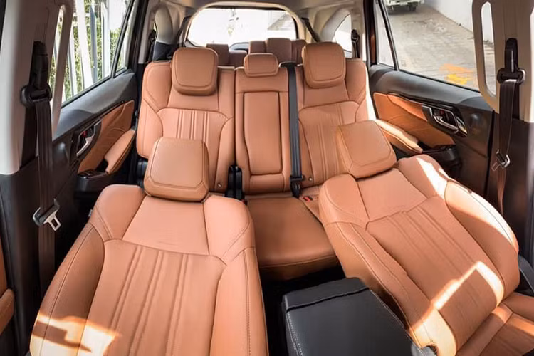 Isuzu MU-X 2021 được phát triển dựa trên nền tảng khung gầm hình thang cùng mẫu xe anh em D-Max. Do đó, mẫu xe này có kích thước DxRxC tổng thể lần lượt là 4.850 x 1.870 x 1.875 mm, chiều dài cơ sở 2.855 mm. Ở khu vực thân xe, trụ C của xe đã được thay đổi và có thêm ô kính ngay hàng ghế thứ 3, chi tiết này là 1 điểm nhấn đáng kể về thẩm mỹ lẫn sự thực tiễn sử dụng so với phiên bản trước.