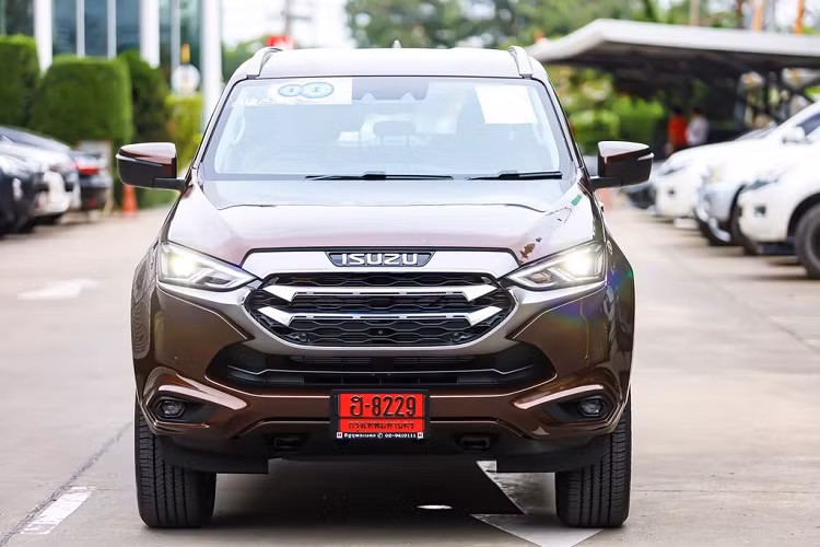 Về cơ bản, Isuzu MU-X thế hệ mới đã được các kỹ sư Nhật Bản tái thiết kế lại toàn bộ các chi tiết ở phần ngoại thất. Đối với khu vực đầu xe, Isuzu MU-X 2021 vẫn giữ lại bộ mặt ca-lăng to bản mạ crome như phiên bản trước nhưng đã được tinh chỉnh lại đôi chút, cặp đèn chiếu sáng chính được vuốt mỏng và sắc sảo hơn với công nghệ LED định vị hay bộ cản dưới mang thiết kế liền lạc hơn.