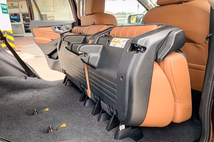 Bước vào không gian cabin, Isuzu MU-X 2021 sẽ gây ấn tượng với những người dùng cũ của Isuzu nhờ phong cách thiết kế mới khoáng đạt và công nghệ hơn.