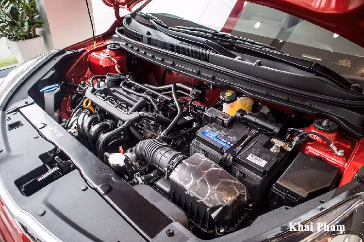 Mẫu xe này vẫn duy trì động cơ Kappa I-4 - 1.4L cho công suất 94 mã lực tại 6.000 vòng/phút và mô-men xoắn 132 Nm ở 4.000 vòng/phút. Động cơ trên kết hợp hộp số tự động 4 cấp và hệ thống dẫn động cầu trước. Giá xe Kia Soluto AT Luxury 2020 tại Việt Nam bán ra chính hãng là 499 triệu đồng.