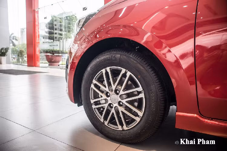 Bên phần thân, chiếc ô tô mới Kia Soluto Luxury 2020 vẫn dùng bộ mâm hợp kim với kích thước 14 inch cùng bộ lốp 175/70R14. Tay nắm cửa trên Soluto vẫn khá hiện đại khi được bọc kim loại sáng màu, điểm thay đổi lớn nhất ở sườn xe là gương chiếu hậu được bổ sung tính năng chỉnh/gập điện. Tính năng này được người dùng Việt mong chờ đã lâu và nay xuất hiện kịp thời trên phiên bản cao cấp của Soluto.