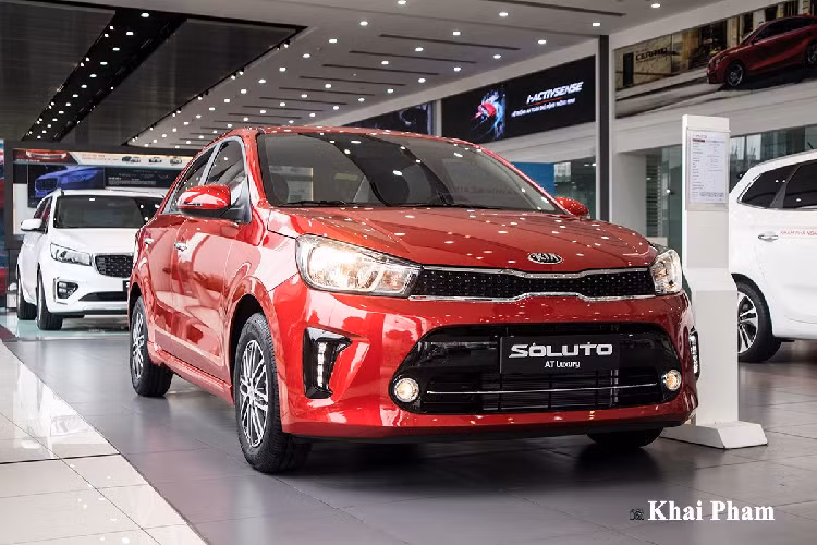 Mẫu xe giá rẻ Kia Soluto lần đầu ra mắt thị trường Việt Nam vào giữa năm 2019, đây là mẫu xe ra đời nhằm thay thế "người tiền nhiệm" Rio đã thất bại ở nước ta trước đó và bị khai tử vào tháng 2/2018. Kia Soluto ra đời nhằm hướng đến những đối tượng khách hàng mới mua xe lần đầu, tài chính hạn chế hoặc có nhu cầu kinh doanh dịch vụ.