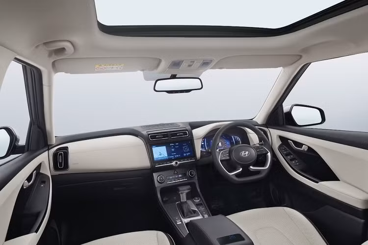 Phần nóc của Hyundai Creta 7 chỗ không dốc về phía sau như bản 5 chỗ mà khá phẳng. Ngay cả baga nóc của Hyundai Creta 7 chỗ cũng có thiết kế khác biệt. Trong khi đó, cột C được thiết kế mỏng hơn để người ngồi ở hàng ghế thứ 3 có thể quan sát bên ngoài. Riêng bộ bộ vành hợp kim 17 inch màu bạc của Hyundai Creta 7 chỗ có thiết kế tương tự bản 5 chỗ.