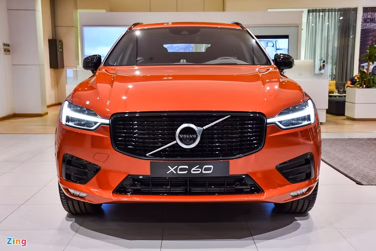 Các chi tiết đặc trưng của hãng xe Bắc Âu được giữ nguyên, đó là lưới tản nhiệt tạo hình đa giác đơn giản, cụm đèn định vị Thor's Hammer và đèn hậu tạo hình gấp khúc. 