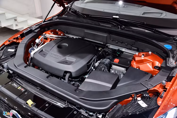 Cung cấp sức mạnh cho XC60 R-Design vẫn là động cơ xăng tăng áp kết hợp siêu nạp 4 xy-lanh 2.0L, cho công suất 320 mã lực và mô-men xoắn 400 Nm. Kết hợp với động cơ là hộp số tự động 8 cấp và hệ dẫn động AWD. Mẫu SUV này có 5 chế độ lái.