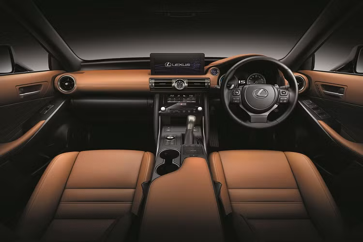 Riêng ở bản Lexus IS F Sport 2021, lưới tản nhiệt và các khe hút gió được sơn đen nhằm tô đậm tính thể thao. Thiết kế lưới tản nhiệt của Lexus IS F Sport 2021 cũng khác biệt so với phiên bản IS thông thường.