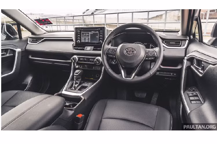 Toyota RAV4 thế hệ mới mang thiết kế nam tính hơn thế hệ trước nhiều. Xe sở hữu đèn pha và đèn hậu full-LED, hốc gió phía trước cỡ lớn, tổng thể thêm hài hoà hơn với “dàn chân” lắp mâm 18 inch 5chấu (225/60R18). Thân xe nổi bật với nhiều đường dập sắc nét và vuông vức, càng rõ ràng hơn trên màu xe xám bạc.