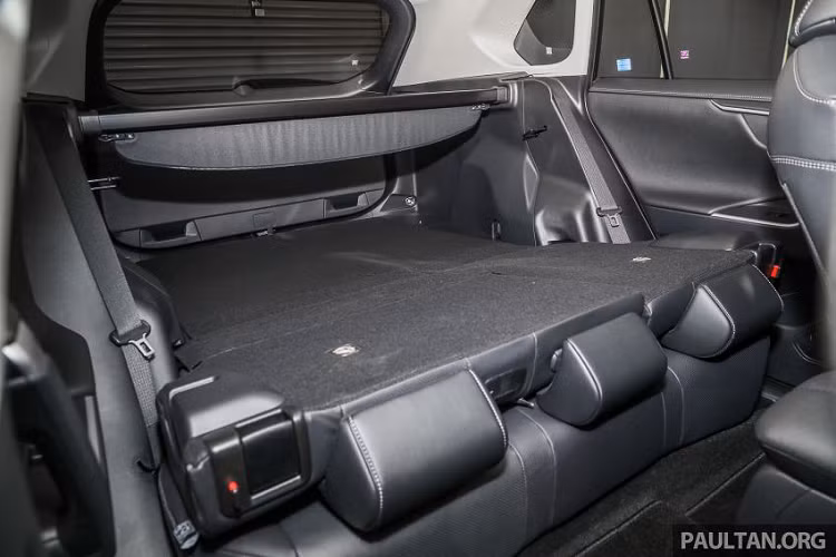 Nội thất Toyota RAV4 mới mang bố cục hài hoà và rộng rãi hơn so với thế hệ trước.