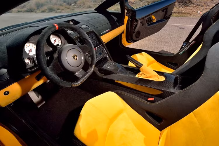Lamborghini chỉ tạo ra những chiếc Gallardo LP 570-4 Squadra Corse với 1 trong 4 màu gồm Giallo Midas (vàng), Bianco Monocerus (trắng), Grigio Thalasso (xám) và Rosso Mars (đỏ). Đặc biệt hơn, trong số 50 chiếc được sản xuất thì chỉ đúng 15 chiếc giao đến nước Mỹ và toàn bộ đều mang màu vàng Giallo Midas. Chiếc xe đề cập trong bài viết này là 1 trong số 15 chiếc đó.