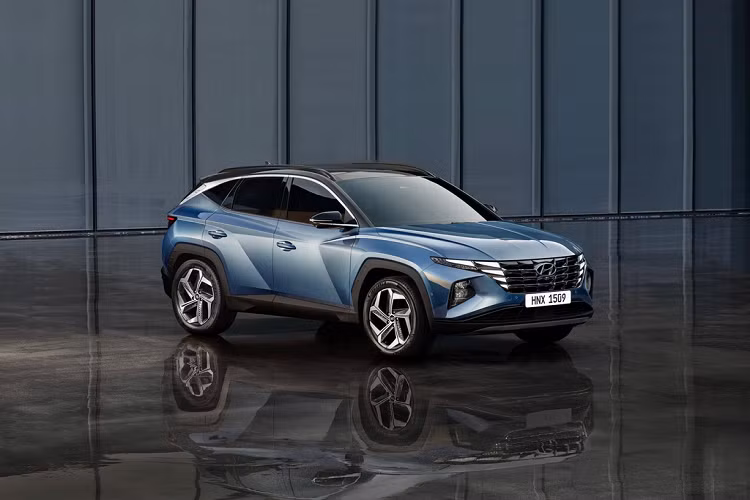 Tucson 2021 sẽ được bán ra đầu tiên tại Hàn Quốc vào tháng này và bán tại Mỹ vào quý I hoặc quý II/2021. Mức giá xe Hyundai Tucson 2021 hiện vẫn chưa được công bố.