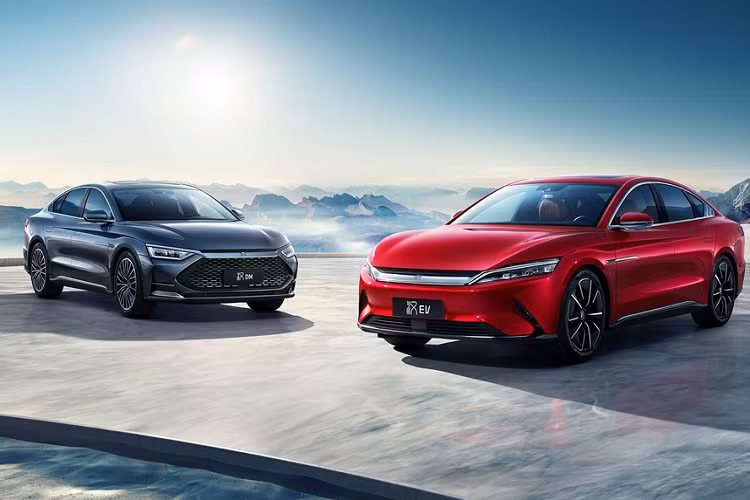 Hãng xe Trung Quốc BYD vừa ra mắt mẫu sedan Han tại quê nhà. BYD Han 2020 mới có cả phiên bản plug-in hybrid và chạy điện hoàn toàn. Theo BYD, sau khi ra mắt tại Trung Quốc, Han sẽ cập bến châu Âu - lục địa ưa chuộng xe xanh nhất thế giới.