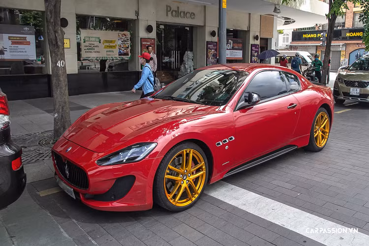 Granturismo Sport đạt mô-men xoắn cực đại 519 Nm và có khả năng tăng tốc từ 0-100 km/h trong 4,8 giây. Chiếc xe có thể đạt tốc độ tối đa lên tới 298 km/h. Khi mới ra mắt tại việt Nam, giá xe Maserati GranTurismo Sport được chào bán chính hãng hơn 12 tỷ đồng.