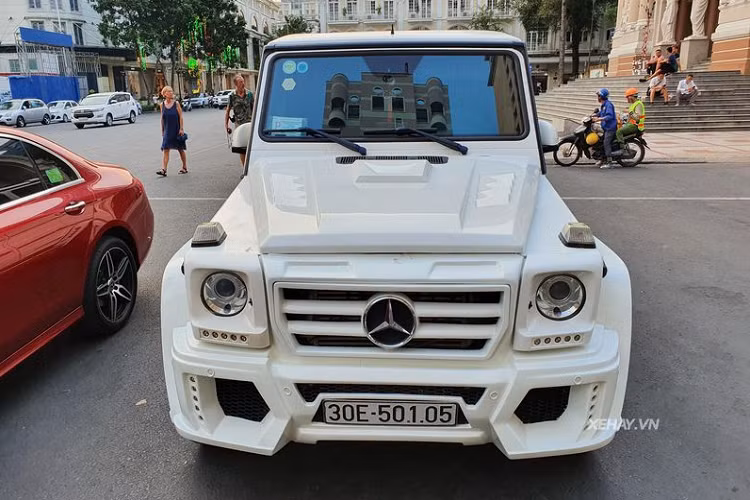 Hộc bánh xe dạng vòm mới, kết hợp với mâm xe sơn đen càng góp phần làm gia tăng diện mạo thể thao và khoẻ khoắn cho G-class. Hiện chưa rõ tổng giá xe Mercedes-Benz G-Class và nó thuộc phiên bản nào, nhưng giới thạo tin cho hay nguyên bản của xe là G350 và thuộc sở hữu của một tay chơi Sài thành, Sau khi bán ra Hà Nội thì được chủ mới độ lại.
