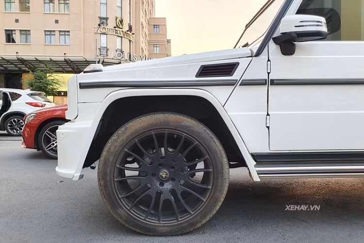 Để góp phần làm mới mẻ cho chiếc xe vốn đã có tuổi đời khá cao, chủ nhân chiếc G-Class trong bài viết đã trang bị cho xe gói độ W463 Sports Line Black Bisosn Edition tới từ thương hiệu độ xe Nhật Bản Wald International. Nhờ đó, mẫu "Xe tăng Đức" vốn đã hầm hố và nam tính nay còn trở nên khoẻ khoắn và thời thượng hơn gấp bội.