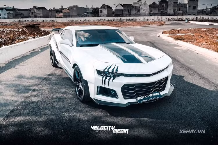  Chevrolet Camaro cơ bắp là một cái tên không quá phổ biến tại thị trường Việt Nam. Tuy vậy, mẫu xe cơ bắp tới từ nước Mỹ này vẫn luôn chiếm được cảm tình của những tay chơi xe thứ thiệt, những người không quá quan trọng về cái gọi là thương hiệu hay giá trị khấu hao theo thời gian.
