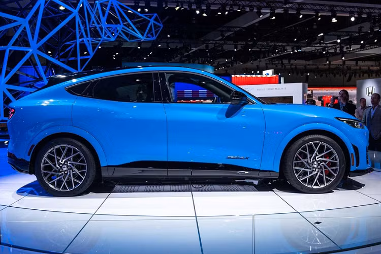 Giống với thị trường Mỹ, Ford Mustang Mach-E GT tại châu Âu có công suất 459 mã lực và mô-men xoắn 830 Nm. Tốc độ tối đa mà mẫu crossover này đạt được là 200 km/h.