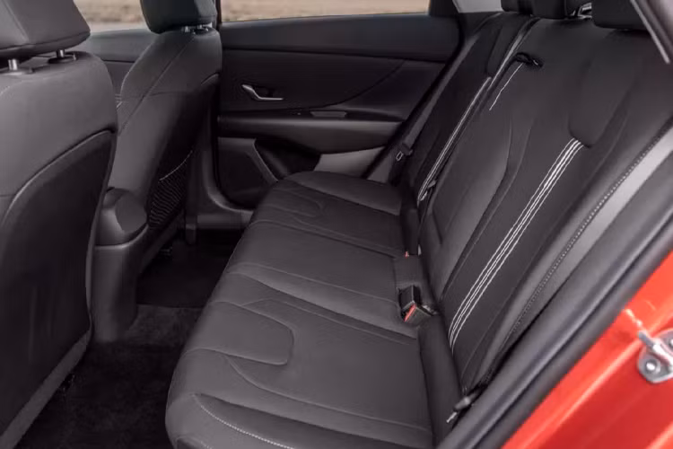 Hyundai dường như thể hiện nhiều tham vọng ở mẫu sedan cỡ C. Cabin cũng được làm mới hoàn toàn. Trang bị vô-lăng 4 chấu thiết kế dày dặn, chắc chắn giống trên Sonata thế hệ mới, một màn hình thông tin giải trí cỡ lớn đứng trên táp-lô, sát với cụm đồng hồ.