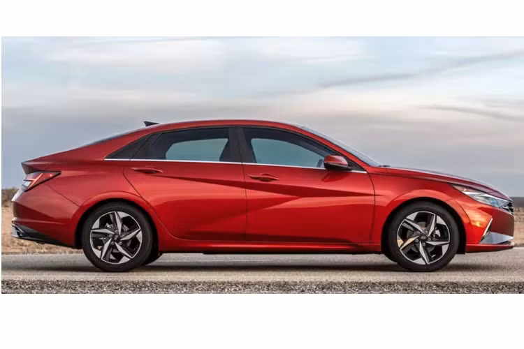 Dự kiến, hãng xe Hàn Quốc sẽ còn giới thiệu thêm phiên bản Elantra Sport với động cơ mạnh mẽ hơn phiên bản hiện tại. Thế hệ mới cũng sẽ trang bị công nghệ an toàn và hỗ trợ người lái giống Elantra hiện hành, như cảnh báo chệch làn, điều khiển hành trình thích ứng, phát hiện điểm mù và một số tính năng khác. Giá xe Hyundai Elantra 2021 mới hiện vẫn chưa được công bố.