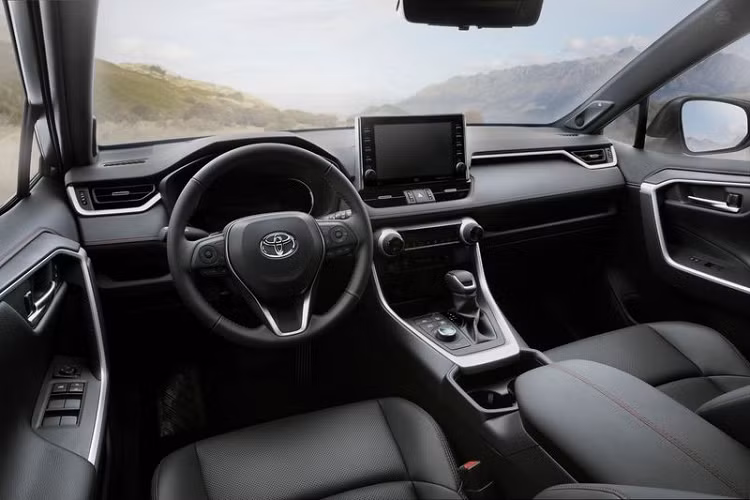 Những khách muốn có một chiếc xe sang trọng hơn thì RAV4 Prime XSE là lựa chọn tốt nhất. Phiên bản này khác với SE ở đèn ngày LED đặt dọc và bánh xe hợp kim 19 inch hai tông màu. Xe cũng có thể được sơn ngoại thất tông màu với mái màu đen và thân tương phản.