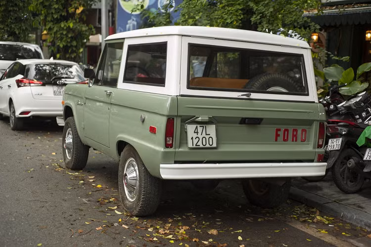 Phía đuôi xe, chữ Ford được sơn đỏ khá nổi bật. Đây là điểm nhận dạng của gói nâng cấp Sport, được Ford giới thiệu lần đầu vào năm 1967. Chiếc xe sở hữu gói nâng cấp ngoại hình thể thao bao gồm các chi tiết mạ chrome như tay nắm cửa, cản trước, ký hiệu... 