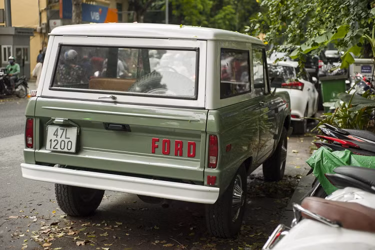 Khi chính thức được bán ra, một chiếc Ford Bronco thế hệ đầu có giá khoảng 2.194 USD. Hiện nay, mẫu xe này được các trang đấu giá tại Mỹ rao bán với giá 42.000-245.000 USD tùy thuộc vào năm sản xuất, phiên bản và độ mới.