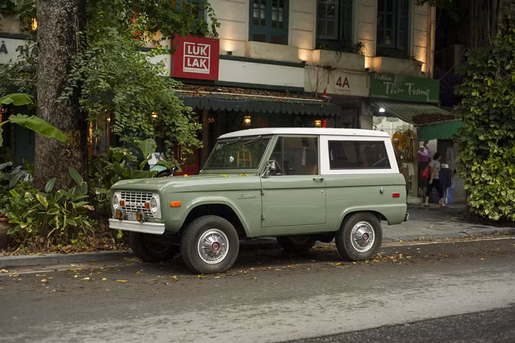 Ý tưởng cho ra đời mẫu SUV địa hình Ford Bronco được giám đốc sản phẩm của Ford, ông Donald N. Frey khởi xướng từ năm 1960. Thiết kế đầu tiên của xe đến từ ông Paul G. Axelrad và vào năm 1964, kế hoạch sản xuất Bronco được phê duyệt. Ban đầu, Ford Bronco được xếp là mẫu xe địa hình (ORV), cạnh tranh với Jeep CJ-5. 
