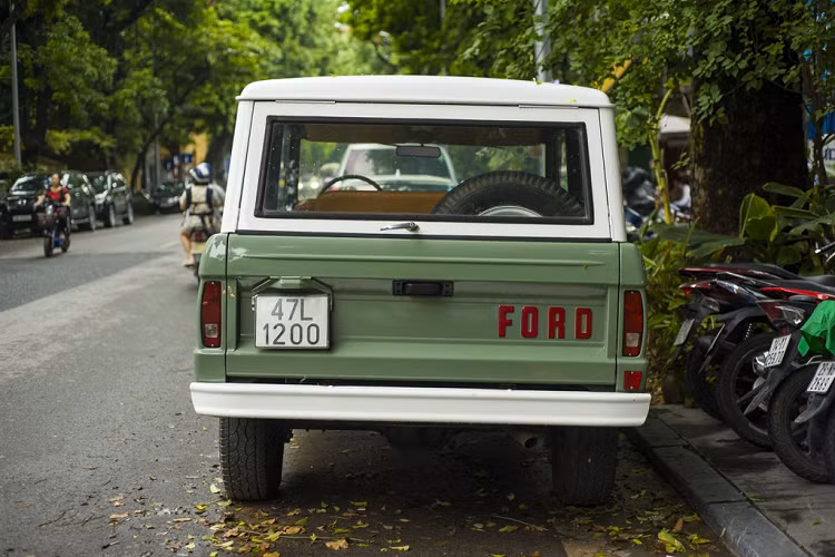 Khi ra mắt vào tháng 8/1965, Ford Bronco được trang bị động cơ 6 xy-lanh thẳng hàng 2.8L lấy từ Ford Falcon, cho công suất 105 mã lực. Đến tháng 3/1966, xe có thêm tùy chọn động cơ V8 4.7L, công suất 200 mã lực.