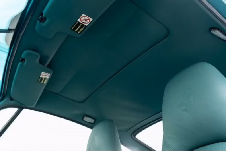 Trần xe cũng được bọc da cùng màu với những chi tiết khác. Phiên bản Porsche 911 Turbo S 1997 có trang bị cửa sổ trời.