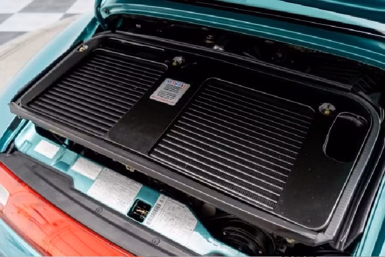 Với hộp số sàn và hệ dẫn động cầu sau, xe có thể tăng tốc 0-100 km/h dưới 4 giây và đạt vận tốc tối đa gần 300 km/h. Giá xe Porsche 911 Turbo S 1997 này đang được chào bán gần 800.000 USD.