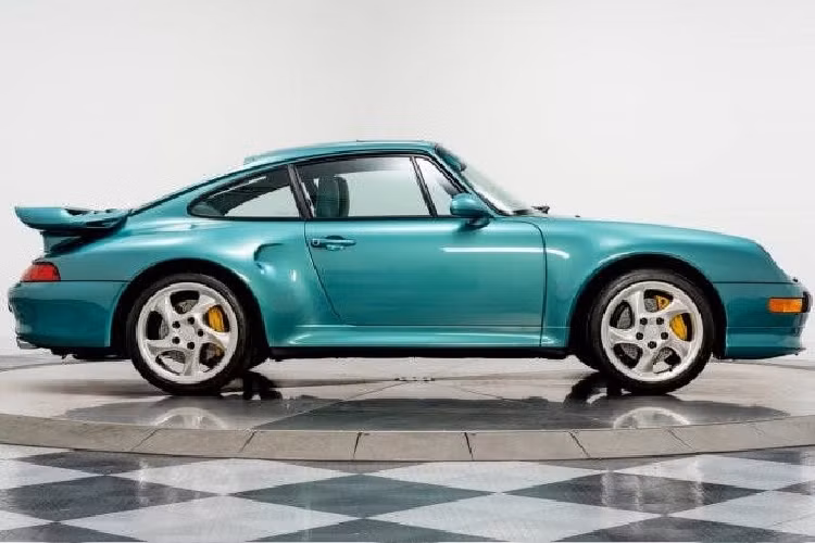 Theo như duPont Registry, đơn vị chuyên bán những mẫu xe sưu tầm, chỉ có 183 phiên bản Turbo S của Porsche 911 thế hệ 993 được sản xuất. Trong số đó, mẫu xe thể thao họ đang chào bán là chiếc hiếm hoi có màu xanh Wimbledon Green.