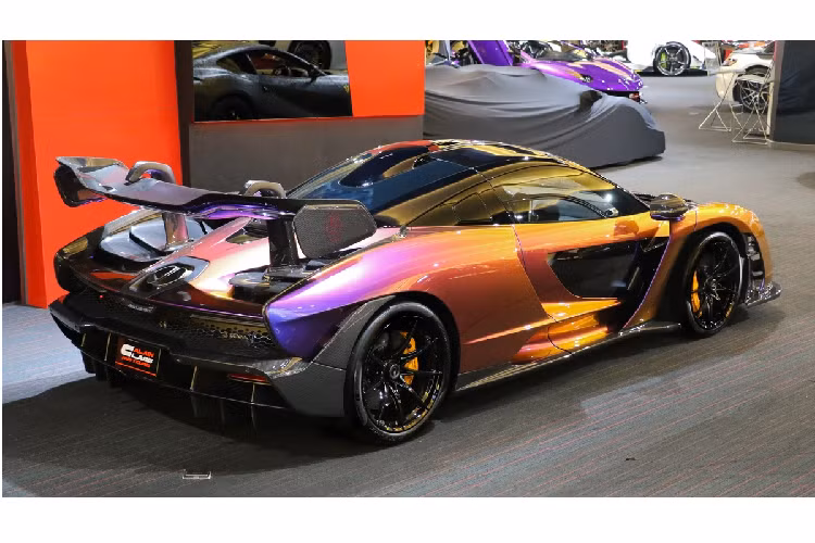 Và khi đã có mặt tại Việt Nam, chiếc siêu xe Mclaren Senna này nằm chung gara với những siêu phẩm của doanh nhân ngành thẩm mỹ Hoàng Kim Khánh như Lamborghini Aventador S với gói độ Novitec, Bentley Mulsanne EWB, Aston Martin Vantage, Bentley Bentayga V8. 