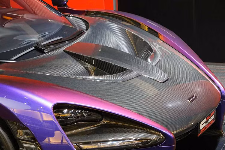 Trên Senna, Mclaren lần đầu sử dụng phong cách thiết kế dựa vào công năng. Nói đơn giản, từng chi tiết của chiếc siêu xe này đều sẽ phục vụ cho việc tối ưu hóa luồng không khí qua xe một cách triệt để, khiến chiếc xe có thể đi nhanh nhất trên đường đua. Với kiểu thiết kế này, Senna đã phải nhận không ít ý kiến trái chiều vì cho rằng nó quá rườm rà, tuy nhiên, chiếc xe lại thể hiện mình tốt hơn khi hiện đang là một trong những chiếc xe thương mại nhanh nhất tại các đường đua trên toàn thế giới. 