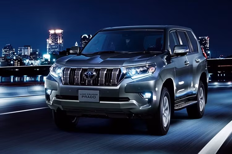 Ngoài những nâng cấp về trang bị, Toyota Land Cruiser Prado 2021 còn được bổ sung phiên bản đặc biệt Black Edition. Được xây dựng trên nền tảng phiên bản TX, Land Cruiser Prado Black Edition sở hữu những chi tiết trang trí tối màu ở ngoại thất và nội thất.