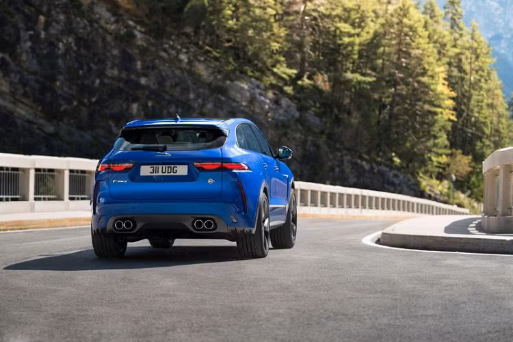 Ngoài ra, các kỹ sư của hãng xe Anh quốc đã hiệu chỉnh lại chế độ lái Dynamic của Jaguar F-Pace SVR thế hệ mới, để cung cấp phản ứng ga nhạy hơn, thiết lập hệ thống treo cứng hơn, trọng lượng lái được tối ưu hóa và cải tiến hệ thống xả. Jaguar F-Pace SVR 2021 cũng được trang bị tính năng Dynamic Launch mới - sử dụng quán tính bánh xe để duy trì lực tới các bánh xe trong quá trình chuyển số.