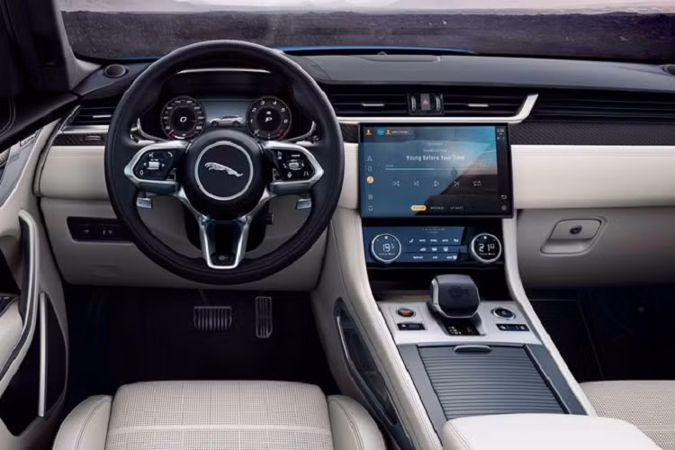 Tương tự những chiếc F-Pace 2021 khác, F-Pace SVR mới cũng được tinh chỉnh ở đầu xe và đuôi xe, giúp giảm lực nâng 35% đồng thời giảm hệ số cản từ 0,37 Cd xuống 0,36 Cd.