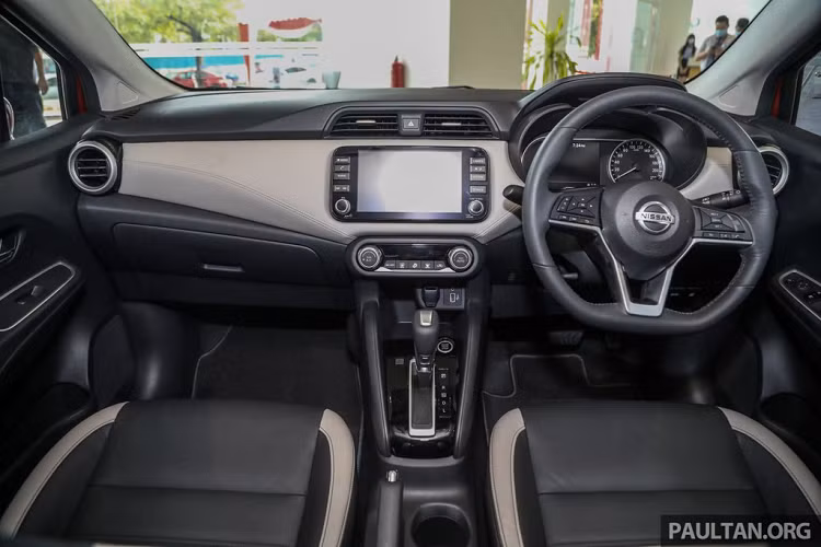 Trái với ngoại thất hiện đại hơn đáng kể, nội thất của Nissan Sunny 2020 vẫn có phần đơn giản. Thiết kế nội thất không đẹp mắt cũng là một trong những nguyên nhân chính khiến đời xe Sunny trước không được ưa chuộng tại Việt Nam.