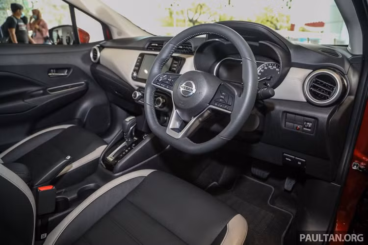Phiên bản Almera Turbo VL thấp nhất được trang bị ghế nỉ, điều hòa chỉnh tay, đầu Radio/USB/Bluetooth 4 loa và vô-lăng nhựa. Trong khi đó, bản VLP có ghế da, điều hòa tự động, táp-lô 2 tone màu, màn hình cảm ứng 8 inch hỗ trợ Apple CarPlay, 6 loa, màn hình màu 7 inch ở bảng đồng hồ, camera lùi và vô-lăng bọc da.