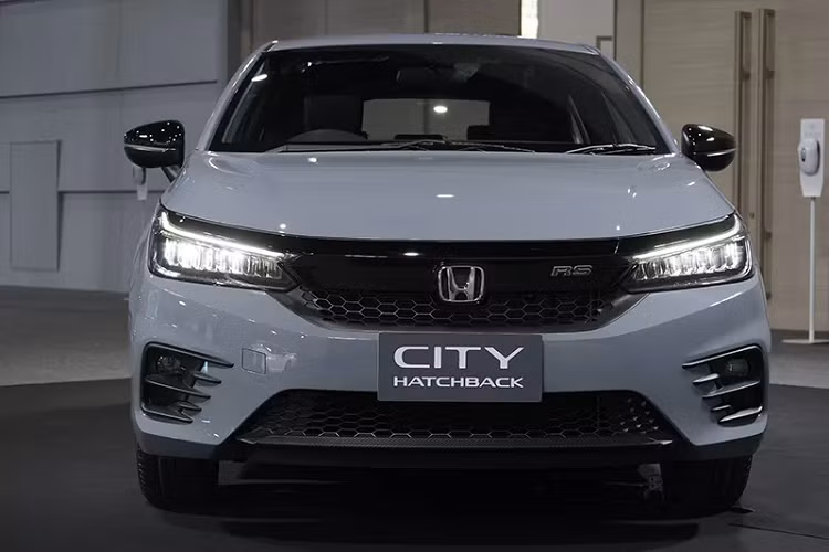 Honda City hatchback hoàn toàn mới sở hữu kích thước (DxRxC) lần lượt: 4.349 x 1.748 x 1.488 mm. Chiều dài cơ sở 2.589 mm. Chiều dài cơ sở của City hatchback dài hơn Honda Jazz trước đó khoảng 59mm.