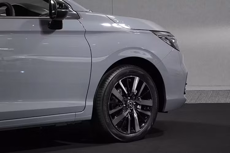 Phiên bản hatchback turbo trong bài còn sở hữu dàn ghế kết hợp da đen và vải đỏ tạo hiệu ứng thể thao.