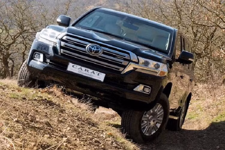 Mới đây, nhà độ Carat Duchatelet tới từ Bỉ đã trình làng mẫu xe SUV Toyota Land Cruiser Limousine bọc thép hoàn toàn mới. Theo đúng tên gọi, mẫu xe này đã được hãng độ kéo dài thêm trục cơ sở tới 500mm, giúp gia tăng tối đa diện tích sử dụng cho chủ nhân ở băng ghế sau. Biến chiếc xe trở thành một "pháo đài di động" thực thụ trước mọi tình huống bị tấn công bất ngờ.