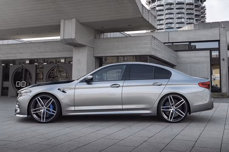Ngoại hình của G5M Hurricane RR không quá khác biệt so với model BMW M5 Competition 2020 mới. Các chi tiết như lưới tản nhiệt, đèn chiếu sáng, đèn hậu, cản trước/sau hay bộ khuếch tán không khí đều được giữ nguyên thiết kế. G-Power không chia sẻ hình ảnh về nội thất của bản độ này.