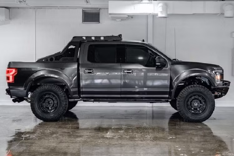 Mẫu xe độ Ford F-150 Mil-Spec được trang bị tuỳ chọn hệ thống treo Baja Performance Package với hành trình dài và khả năng nâng lên tối đa 27,9 cm, đưa khoảng cách giữa hai bánh trên cùng trục tăng thêm khoảng 34,3 cm. Bên cạnh đó, xe còn có thêm gói Long Travel Performance Shock Package với việc bổ sung hệ thống giảm xóc hàng hiệu Fox Racing 3.0.