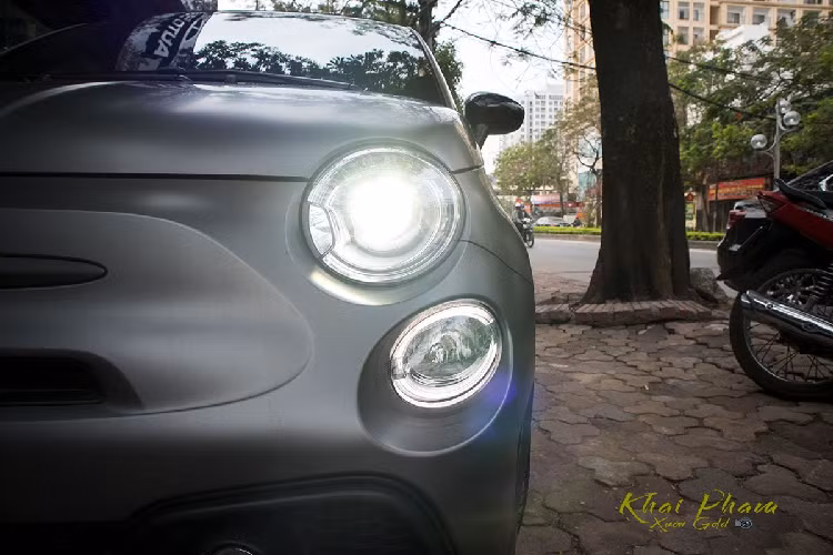 Trung tâm đầu xe là logo hình bọ cạp của Abarth mang dấu ấn riêng của bộ phận hiệu năng cao nhà Fiat. Lưới tản nhiệt của xe được kéo xuống dưới và cách điệu bởi dòng chữ "ABARTH" với 2 bên là đèn sương mù. Cản trước của Fiat 500 595 Abarth Esseesse 2020 cũng được sơn màu khác nhau tuỳ vào màu ngoại thất.