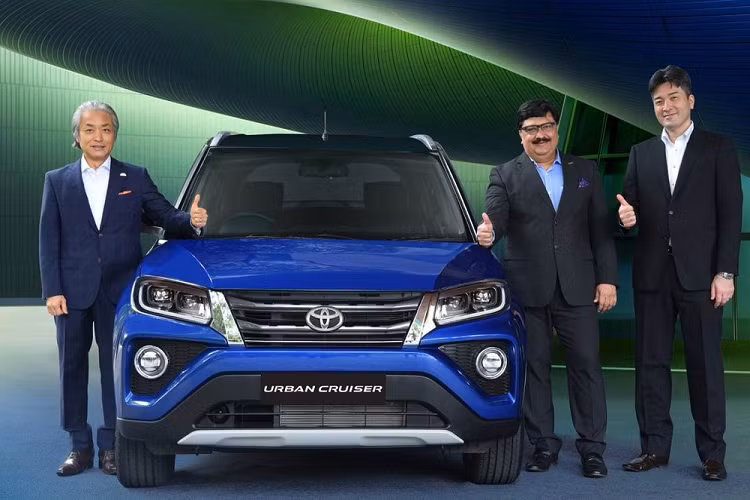 Hãng Toyota cuối cùng đã chính thức tung mẫu SUV cỡ B mới mang tên Urban Cruiser ra thị trường Ấn Độ. Trên thực tế, Toyota Urban Cruiser 2020 mới không phải là mẫu xe hoàn toàn mới. Thay vào đó, đây là phiên bản chỉnh sửa thiết kế và đổi tên của mẫu SUV giá rẻ Suzuki Vitara Brezza vốn bán rất chạy tại thị trường Ấn Độ.